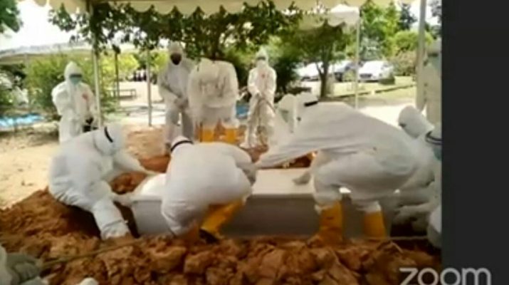 Isak Tangis Yuliana Fasha, Saat Anaknya Dimakamkan