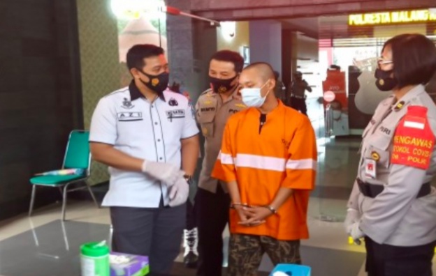 Seorang pemuda berinisial MI (18) tega membunuh temannya RD (20). Ini setelah kerap kalah bermain game online, pria ini nekat habisi teman sekamarnya. 