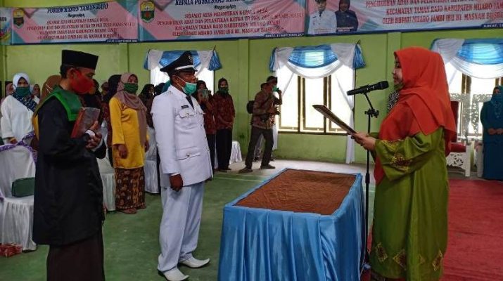 Bupati Muaro Jambi, Hj Masnah Busro Jumat (11/9/20) lantik Kades Antarwaktu Desa Manis Mato, Nurholis. 3 tahun terakhir, desa ini berbenah.