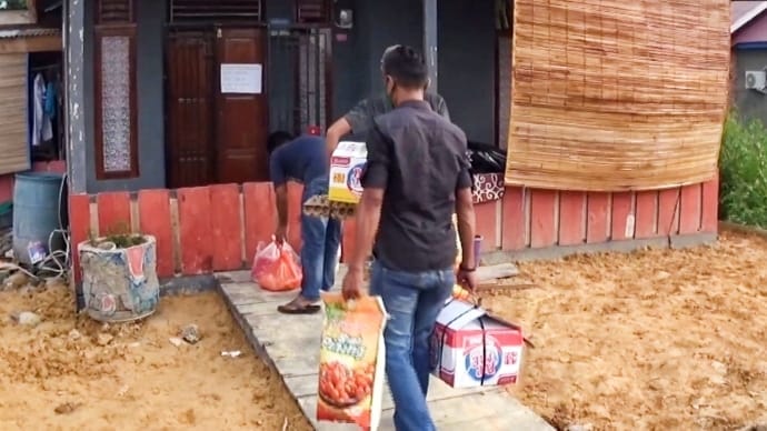 Cegah diskriminasi positif Covid-19, upaya warga ini patut ditiru. Suami positif, warga di Tanjabbar rela sumbangan guna bantu keluarga jalani isolasi. 