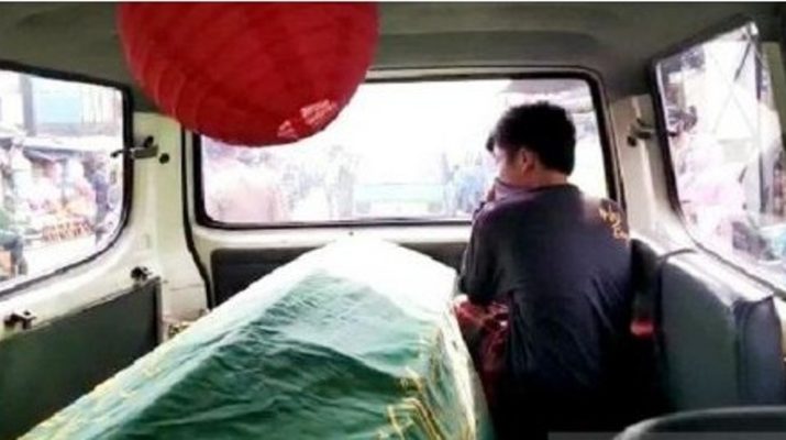 Penerapan protokol kesehatan di New Normal, terus digalang. Tak pakai masker, warga dihukum masuk ambulans berisi keranda mayat