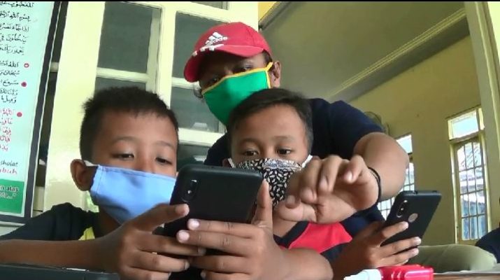Belajar daring pandemi. Namun begitu, tak punya paket data, para pelajar datang saja ke Kantor Camat Mestong yang fasilitasi wifi gratis.