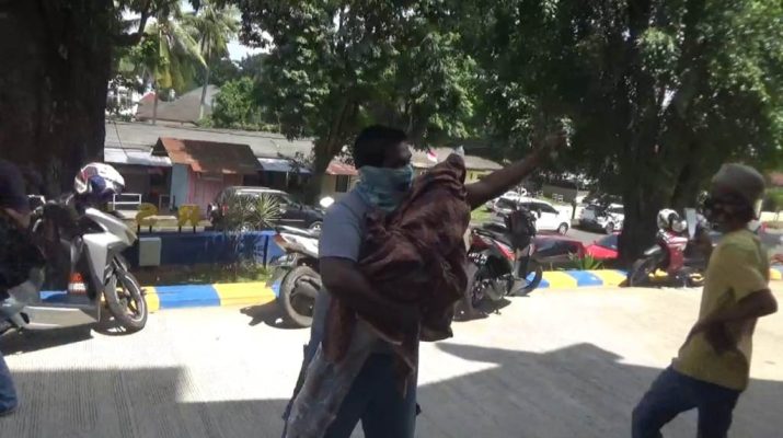 Sakit dari 2016, seorang anak dibawa ke RS Raden Mattaher. Tolak dibilang positif Covid-19, keluarga di Jambi jemput paksa jenazah dari rumah