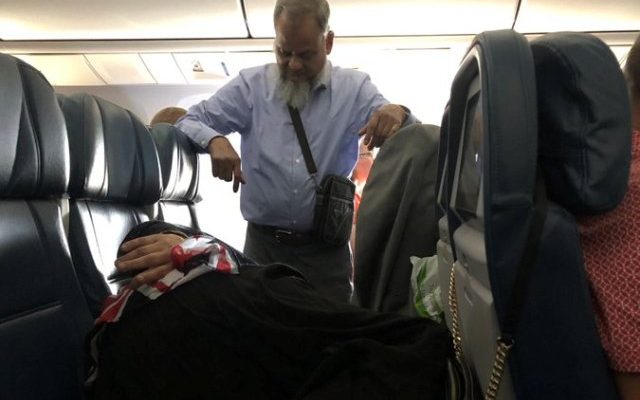 Bikin Lumer, Suami Rela Berdiri 6 Jam di Pesawat Demi Istri