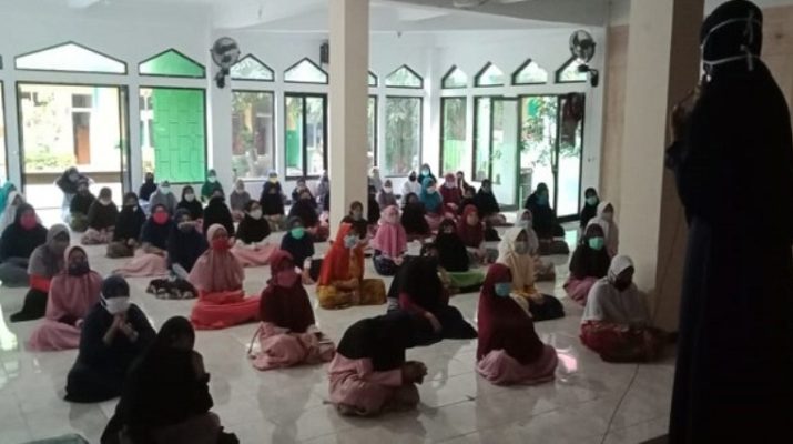 emerintah akan mengalokasikan dana Bantuan Langsung Tunai (BLT) terhadap ustad dan guru di Indonesia yang ada di Ponpes dan Madrasah.