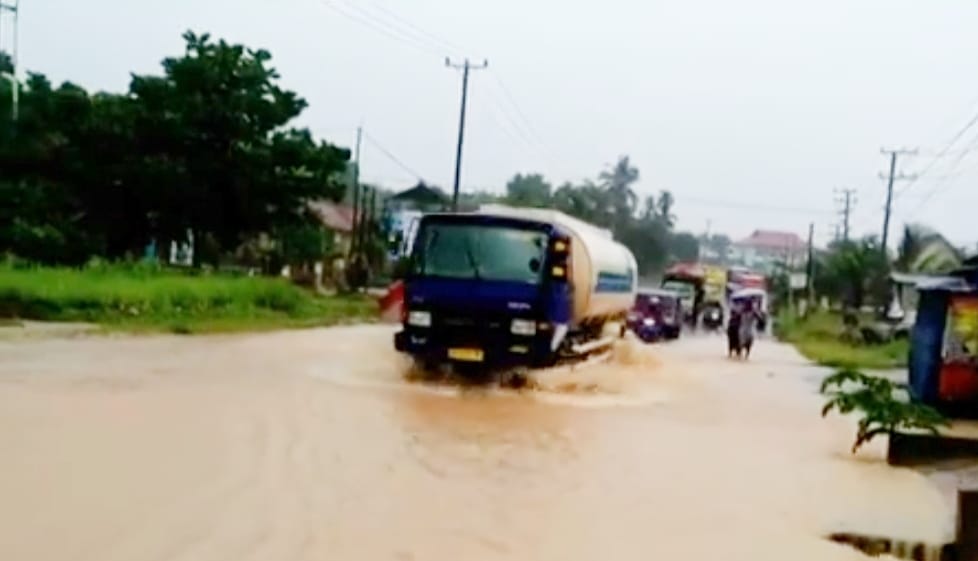 Tingginya intensitas hujan belakangan ini, kembali membuat banjir depan IAIN yang lantas viral. Namun warga juga soroti proyek janggal disitu.