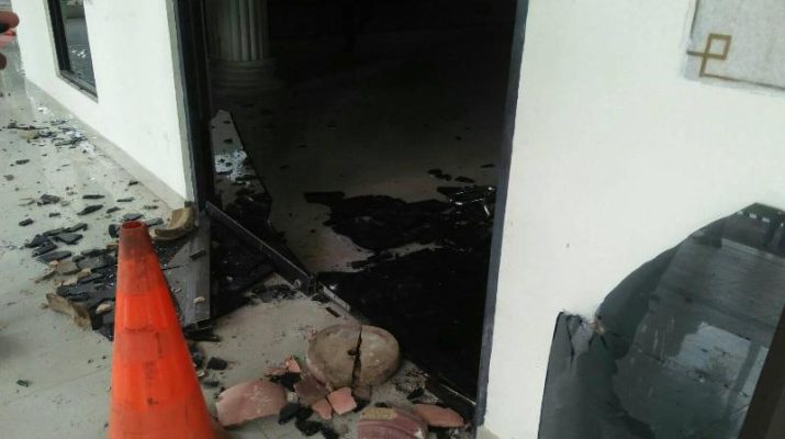 Polisi terkonsentrasi di DPRD Provinsi Jambi dan titik. Tapi DPRD Kota Jambi, Rabu (07/10/20) diserang ratusan pelajar, polisi kecolongan