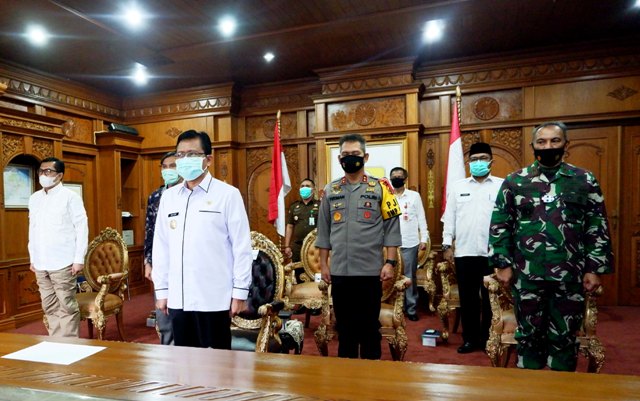 Penjabat Gubernur Jambi Ir.Restuardy Daud,M.Sc, bersama Forkopimda secara virtual Mengikuti Rapat Koordinasi Kebijakan Pemerintah Pusat dan Daerah dalam Pelaksanaan Regulasi Omnibus Law di Ruang Rapat Gubernur Jambi, Rabu (14/10/20).