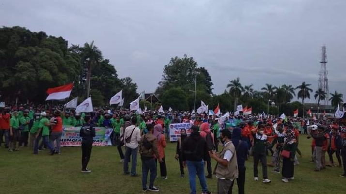 Hampir seribu buruh di Provinsi Jambi, gelar aksi damai tolak Omnibus Law di lapangan kantor Gubernur Jambi, Senin (12/10/2020). Para buruh bilang kecewa dengan DPR RI dapil Jambi.