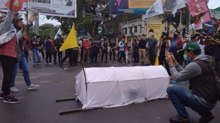 Dalam aksi tolak UU Ciptaker yang disahkan DPR RI waktu lalu, Gabungan mahasiswa di Jambi sholat jenazah di simpang BI Jambi, Senin (12/10/2020).