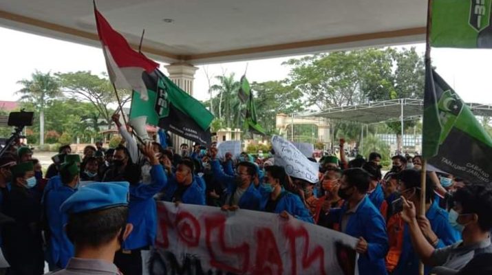 Ratusan Aliansi Mahasiswa Kabupaten Tanjabbar, Geruduk Gedung DPRD Tanjabbar dengan menggelar unjuk rasa menolak UU Omnibus law, Senin (12/10/20).
