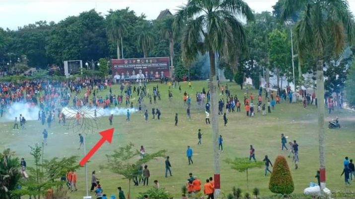 Aksi demo tolak Omnibus Law, Senin (12/10/20) dihadiri ribuan massa. Berulang kali provokasi, demo tolak UU Ciptaker di Jambi ricuh.
