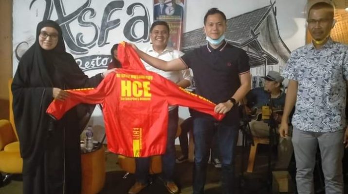 Saat mendatangi Asfa Caffe yang terletak disamping Jembatan Beatrix Burgh, Kamis malam (15/10/2020). Dimana kegiatan ini yakni  ngopi bareng millenial di Sarolangun, Ratu Munawaroh Zulkifli diberi gelar CSR. 