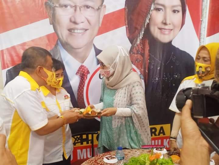 Momentum hari ulang tahun pernikahannya ke 30 tahun, Pasutri di Jambi kaget saat diberikan tumpeng. Istri mantan Gubernur Jambi, Ratu Munawaroh Zulkifli tanyakan ini
