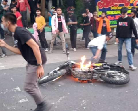 Motor polisi dibakar saat demo Omnibus Law di Jambi, Selasa (20/10/2020) di depan Kampus Unja Telanaipura, mahasiswa bantah itu bukan aksi dari mereka.