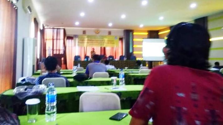 Dalam kehidupan sehari-hari, bahasa adalah suatu yang kerap kita pakai dalam berkomunikasi. Nah, penggunanya pun diharapkan sesuai dengan padanan yang ada di KBBI. Disisi lain, menggunakan bahasa juga dinilai memartabatkan Manusia.