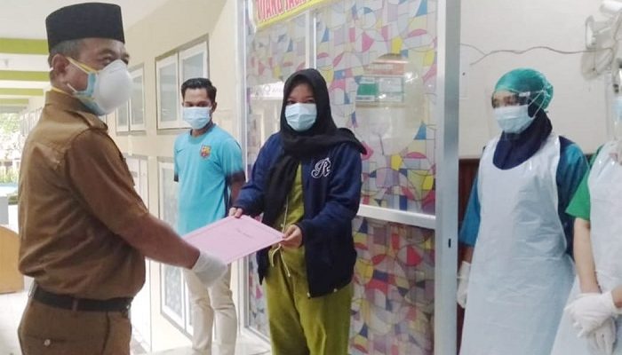 Plt Bupati Merangin didampingi Direktur Rumah Sakit Daerah (RSD) Kol Abundjani Bangko memulangkan dua orang pasien sembuh Covid-19.