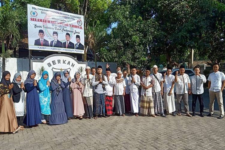 Hari Santri Nasional akan jatuh besok, Kamis 22 Oktober 2020 diperingati di berbagai daerah. Hari Santri unik 2020 ini, para pegawai di wilayah ini kenakan sarung saat bekerja. 