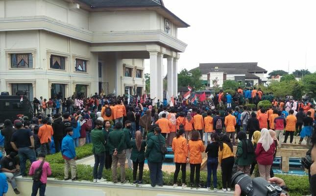 Demo Tolak Omnibus Law Ricuh di Jambi, Mahasiswa Minta DPR Minta Maaf
