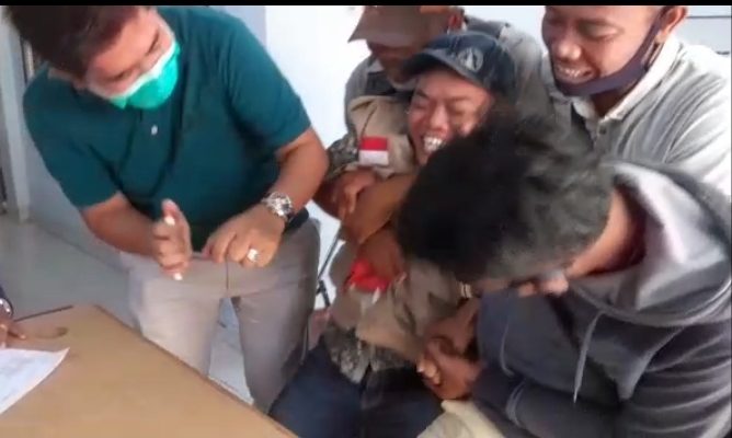 Lucu, Takut Disuntik, Wartawan di Sarolangun Meronta Saat Rapid Tes