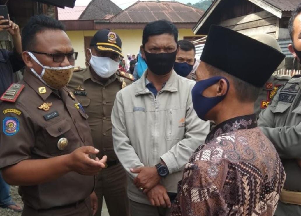 Masih membandel lakukan aktivitas yang membuat kerumunan, resepsi pernikahan di Kerinci terpaksa dibubarkan petugas, Senin (19/10/2020).