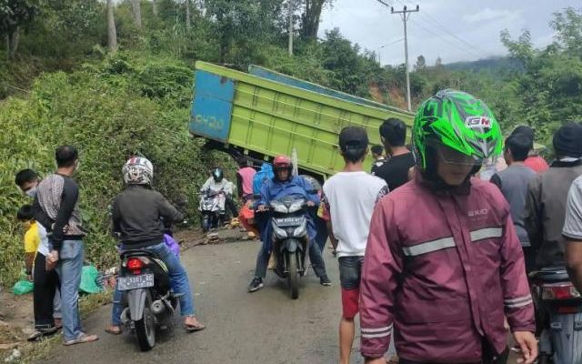 Evakuasi Truk Pakan Ayam, Puluhan Kendaraan Antrian