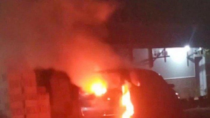 Kejadian naas menimpa seorang wanita yang ternyata merupakan kerabat dari Presiden Jokowi tewas terbakar di dalam sebuah mobil.