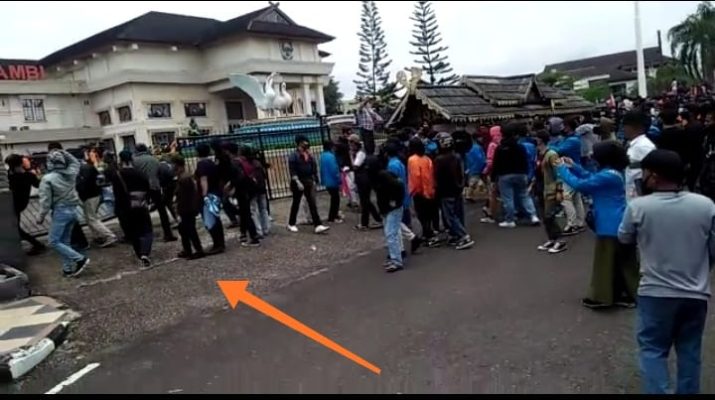 Aksi penolakan UU Cipta Kerja, Kamis (8/10/20) berlangsung di 2 titik di Kota Jambi. Mulai memanas, massa jebol pagar DPRD Provinsi.