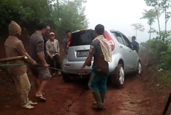Ikuti Google Maps, Pria Ini Tersesat di Hutan 10 Jam, Tergelincir Masuk Lobang