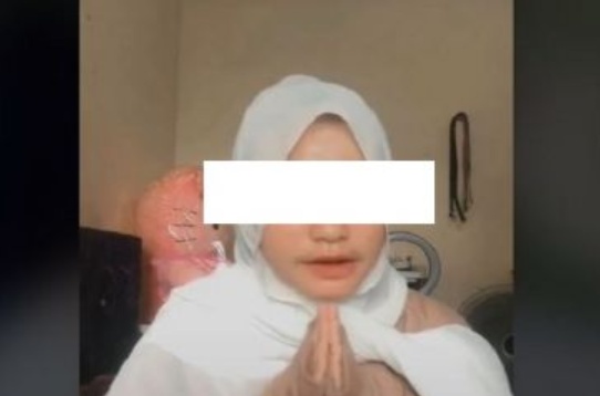 Ada-ada saja tingkah wanita  yang diduga perawat ini. Demi melihat titit, atau alat kelamin laki-laki Ia rela rebutan untuk menangani pasien pria dewasa.