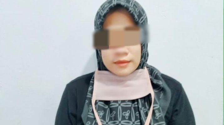 Ada-ada saja tingkah pegawai bank yang satu ini, dirinya nekat gelapkan uang nasabah yang tak lain adalah milik istri seorang bupati. Parahnya digunakan untuk Foya-Foya ke Jakarta-Bali.