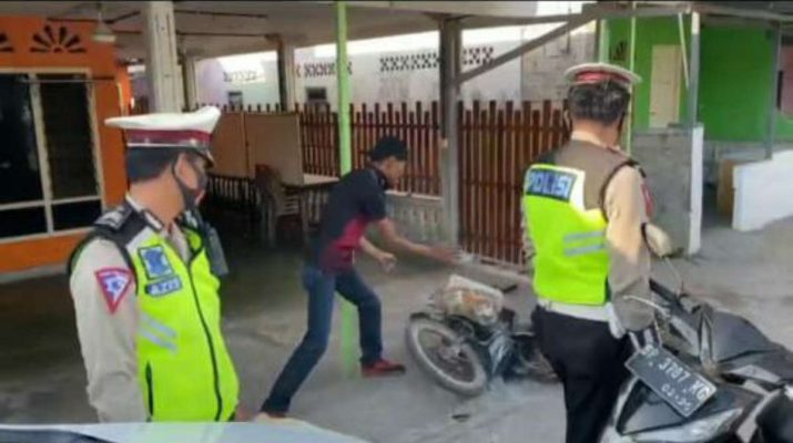 Kejadian unik terjadi ketika Satuan Polisi Lalu Lintas (Satlantas) Polres Karimun menggelar Operasi Zebra 2020. Terjaring Operasi Zebra, pria ini nekat hancurkan motornya.