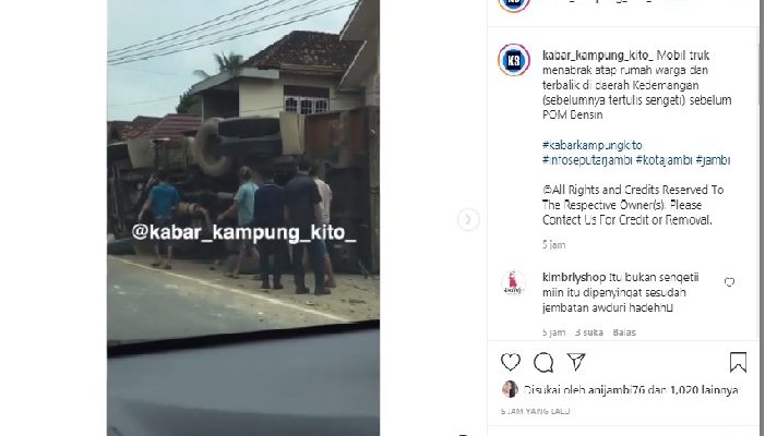 Truk Hantam Rumah Warga Hingga Terbalik
