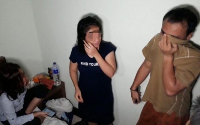 Entah apa yang merasuki pria ini, yang tega jual istri nya demi mendapatkan untuk sesuap nasi. Bahkan, dianiaya jika pelanggannya dikit.