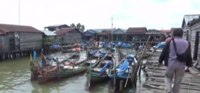 hujan di sertai angin kencang di perairan Kabupaten Tanjabbar wilayah laut timur sumatera. Akibatnya, nelayan hentikan aktifitas melaut.