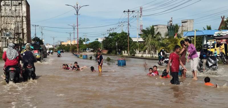 Banjir Rob tahunan mulai melanda Kota Kuala Tungkal, Kabupaten Tanjung Jabung Barat. di Jalur Dua Jalan Kuala Tungkal di genangi air laut.