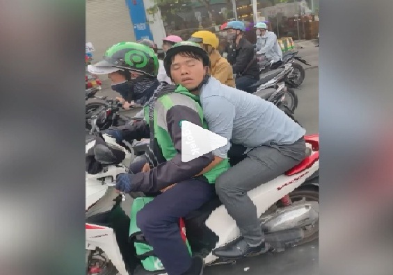 Pengendara di buat terkejut, sekaligus tertawa terbahak-bahak, melihat seorang penumpang Ojol tidur pulas di jalan raya, Minggu (29/11/2020). Padahal, situasi tengah macet.