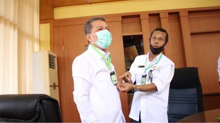 Bupati Batanghari, Ir. H. Syahirsah SY menerima kalung pencegah virus corona, dari Balai Pengkajian Teknologi Pertanian (BPTP) Balitbangtan Jambi. Bertempat di Ruang Kerja Kantor Bupati Batanghari, Rabu (8/7/2020).