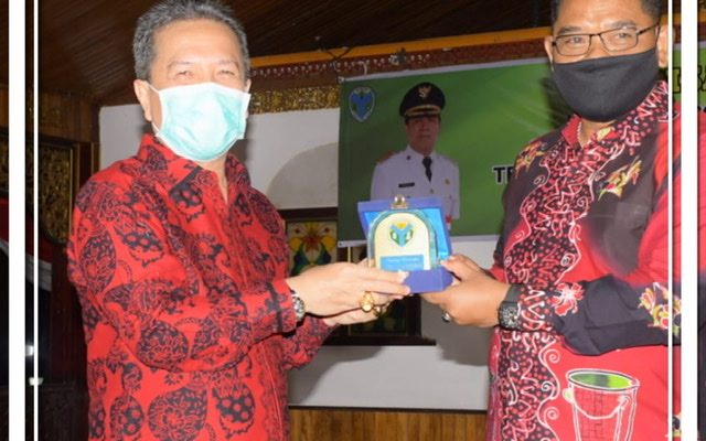 Bupati Batang Hari, Syahirsah beserta Istri Yunninta Syahirsah, menghadiri Acara Pisah Sambut Kapolres Batang Hari yaitu AKBP Dwi Mulyanto, dengan AKBP Heru Ekwanto Kapolres Batang Hari yang baru.