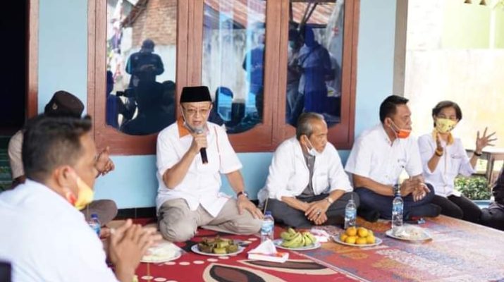 Tertarik dengan program Duta Desa, yang menjadi visi misi calon Gubernur Jambi Cek Endra, Pengrajin batu bara Sungai Gelam satu suara menangkan CE-Ratu, Senin (02/11/2020). 
