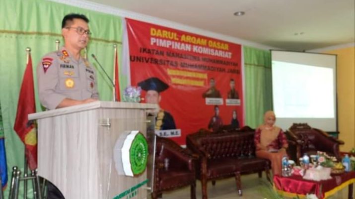 Kapolda Jambi Irjen Pol Drs Firman Shantyabudi, MSi bagi resep orang cerdas, saat sebagai Pemateri di Darul Arqam Dasar (DAD) PK Universitas Muhammadiyah Jambi. Tepatnya di aula Kampus Muhammadiyah Jambi, Jum'at (6/11/20).