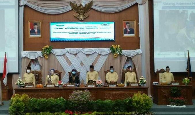 Saat menggelar rapat paripurna istimewa, Senin (09/11/2020) Ketua DPRD Kabupaten Muaro Jambi, sampaikan ucapan maaf dan bilang alasan peringatan HUT Muaro Jambi ke-21 ditunda.