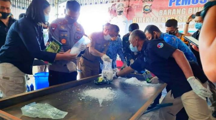 Barang bukti 44.70 Kg dan 4.946 Butir Pil Ekstasi, hasil ungkap kasus Ditresnarkoba dimusnahkan Polda Jambi, di TPU Pall 12 Pondok Meja Muaro Jambi, Selasa (10/11/2020).