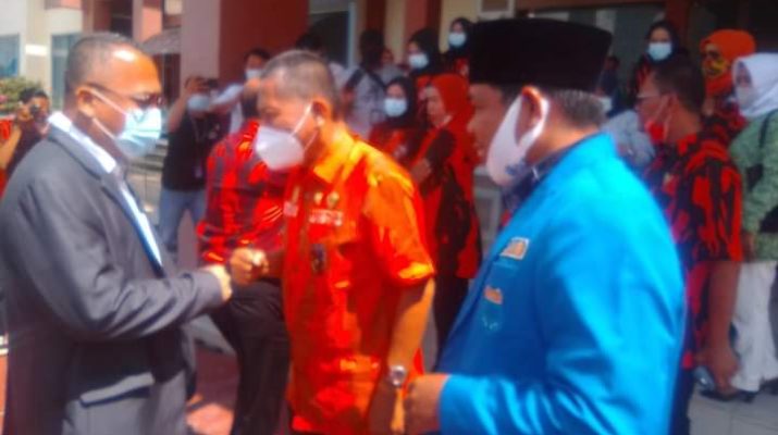 Ketua MPW Pemuda Pancasila Provinsi Jambi, Adri, SH.MH bersama menyambut kedatangan Staf Khusus (Stafsus), Wakil Presiden Republik Indonesia di VIP Room Bandara Sultan Thaha Saifuddin Jambi, Senin (16/11/20).