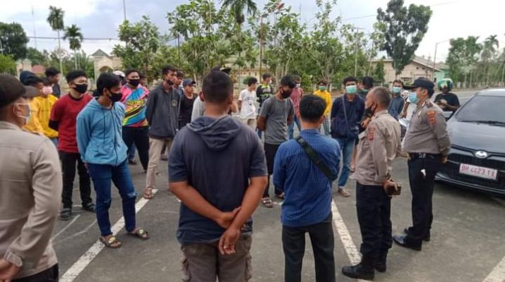 Jajaran Polres Muaro Jambi, terpaksa bubarkan aksi balap liar yang di lakukan di perkantoran Bupati Muaro Jambi, pada Minggu (22/11/2020).