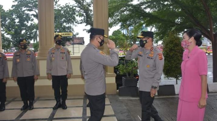 Kedatangan Kapolda Jambi yang baru, Irjen Pol A Rachmad Wibowo, di di Lobby Mapolda Jambi, Senin (23/11/2020) di sambut baik oleh Irjen Pol Firman Santhyabudi.