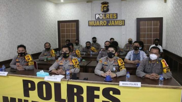 Kapolres Muaro Jambi AKBP Ardiyanto SIK MH, hadiri dan ikuti Vicon Apel Kasatwil tahun 2020, yang di pimpin oleh Kapolri, di Mapolres Muaro Jambi pada Rabu (25/11/2020).