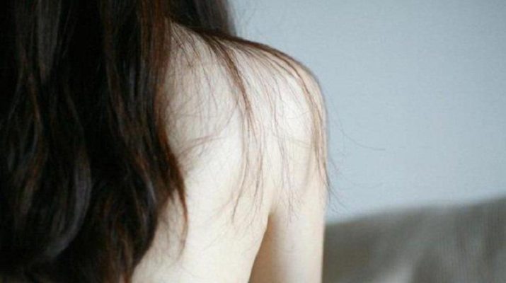 Entah apa yang merasuki wanita ini, seorang ibu muda bugil tiba-tiba keluar rumah, dan teriak bahwa ia sudah membunuh anaknya yang masih balita.