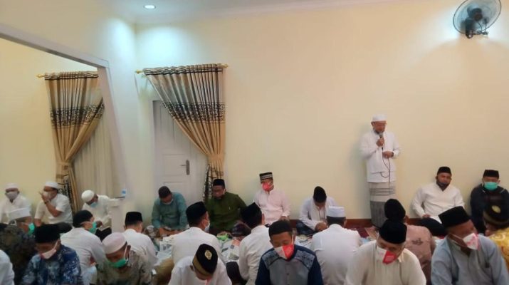 Cagub Jambi Cek Endra (CE), meninggalkan hiruk-pikuk politik selama satu hari. Pasalnya, CE nomor urut 1 menggelar yasinan 100 hari almarhumah sang ibunda, Hj Hafni Rosnah Binti H Ahmad Basyariah.