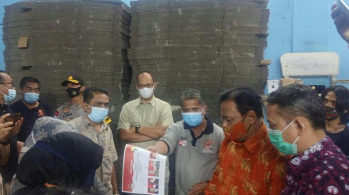 Bertolak ke Kota Sungai Penuh, Kapolda Jambi, Irjen Pol A. Rachmad Wibowo, bersama dengan Kepala Bawaslu RI, Abhan tinjau gudang logistik KPU Sungai Penuh, Sabtu (28/11/20220). 